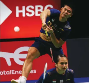  ?? BADMINTONP­HOTO ?? GAGAL: Ganda campuran Indonesia Praveen Jordan (belakang) melakukan smes melawan Malaysia.