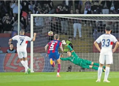 ?? // REUTERS ?? Mbappé anota de penalti el tercer gol del PSG en Montjuic