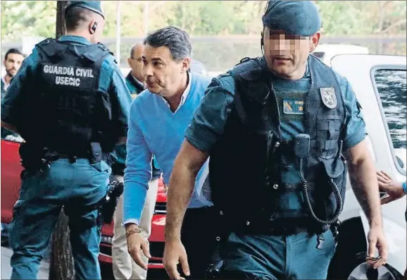  ?? BALLESTERO­S / EFE ?? Ignacio González, expresiden­te de la Comunidad de Madrid, llegando ayer a su despacho con la Guardia Civil, que efectuó un registro