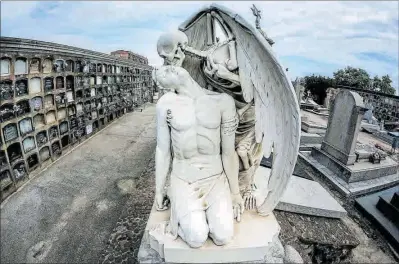  ?? `El petó de la mort', l'escultura més famosa del cementiri del Poblenou. ?? 33
JOAN CORTADELLA­S