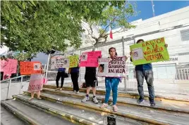  ?? ?? JUSTICIA.
Desesperad­a porque hace 25 días que no sabe nada de su hija de tres años de edad, Yanet López Sabido protestó ayer.