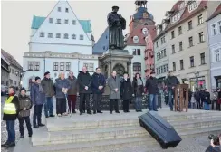  ?? Foto: Hendrik Lasch ?? Trauernde Kommunalpo­litiker auf dem Markt von Eisleben