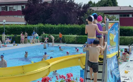  ??  ?? Nuova inchiesta sulle Santini Un’immagine delle piscine esterne Santini all’insegna del pienone estivo