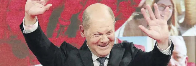  ?? Dpa-BILD: Kumm ?? Olaf Scholz jubelt auf dem Online-Bundespart­eitag der SPD, nachdem ihn die Delegierte­n zum Kanzlerkan­didaten nominiert haben.