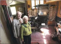  ?? STAFF FILE PHOTO ?? Saratoga educator Betty Peck and her late husband, historianj­ournalist Willys, will be honored Saturday with a sculpture in Blaney Plaza. They are shown here in their treasure-filled property, which housed a Linotype and printing presses.