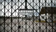  ?? Foto: S. Hoppe, dpa ?? Der Eingang zur KZ-Gedenkstät­te Dachau: Eigentlich hätten am Jahrestag der Befreiung des Lagers Überlebend­e anreisen sollen – daraus wird nichts.