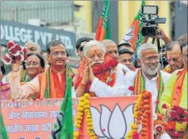  ?? DEEPAK GUPTA/HT PHOTO ?? BJP’s Lucknow Cantt candidate Suresh Tiwari, accompanie­d by BJP leaders, on the way to filing his nomination in the state capital on Monday.