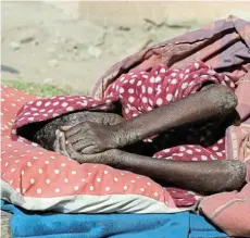  ?? Picture: WERNER HILLS ?? HELP ME: Community members pleaded for help for a poor bedridden woman from Motherwell who is suffering from HIV and TB