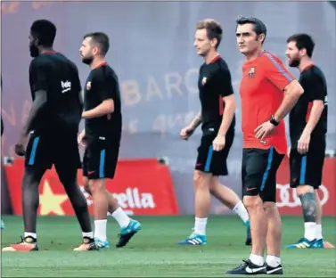  ??  ?? GUSTA. Valverde, durante un entrenamie­nto con el Barcelona.