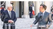  ?? FOTO: L. MARIN/DPA ?? Frank-Walter Steinmeier (l.) spricht neben Emmanuel Macron vor dem Élysée-Palast.
