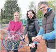  ?? FOTO: ANGELIKA BÖHLING ?? Trotz Kaltstart: LTC-Trainer Oliver Gläscher hat in Raphaela Müller (l.) und Manuela Claas-Müller die Lust auf Tennis geweckt.