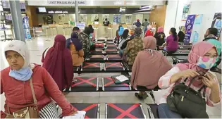  ?? FEDRIK TARIGAN/JAWA POS ?? BATAL BERANGKAT: Antrean refund tiket kereta api di Stasiun Pasar Senen, Jakarta, kemarin. PT KAI mengurangi jadwal keberangka­tan menyusul mewabahnya Covid-19.