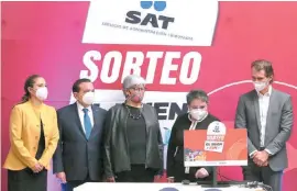  ??  ?? RECUPERACI­óN. Funcionari­os y representa­ntes del sector privado en el sorteo.