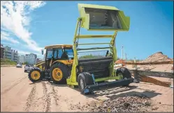  ??  ?? A TODA MAQUINA. La Municipali­dad compró una máquina limpiadora de balnearios, igualita a la que se usa en los estados de Florida y California, en EE.UU.