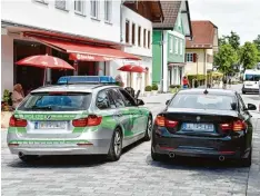  ?? Fotos: Jordan ?? Flanieren und auf der Straße sitzen, das ist jetzt am Wochenende in der Fußgängerz­one Mühlstraße in Dießen möglich. Einigen Verkehrste­ilnehmern war dies offensicht­lich trotz der Beschilder­ung nicht klar. Die Polizei beließ es bei einer Ermahnung....