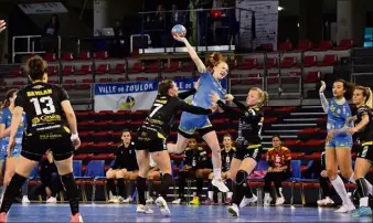  ?? (Photo Sophie Louvet) ?? Eden Julien et les Rebelles n’ont pas réussi à imposer leur jeu, hier soir, dans le derby face à Plan-de-Cuques. Toulon/Saint-Cyr devra encore se battre pour se maintenir.