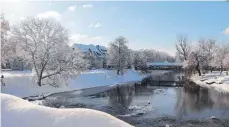  ?? FOTO: DOROTHEA HECHT ?? Blick von der Scalabrück­e: Die eingeschne­ite Donau bei schönstem Wetter.