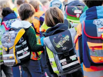  ?? DPA-BILD: DEDERT ?? Mit Ranzen auf dem Weg zum ersten Schultag: Bei den Eingangsun­tersuchung­en zur Einschulun­g zeigen Kinder immer häufiger Auffälligk­eiten.