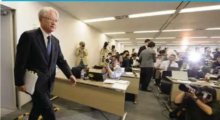  ?? BLOOMBERG PIC ?? Kobe Steel Ltd president and chief executive officer Hiroya Kawasaki arriving at a news conference in Tokyo last week to announce the company found four more suspected cases of falsified data. The company has withdrawn its forecast for its first annual...