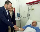  ??  ?? In ospedale Matteo Salvini con il poliziotto ferito