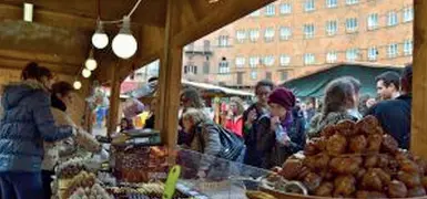  ??  ?? Golosità Sia a Bardolino che nel Veneziano, oggi non mancano le rassegne legate alla cioccolata: assaggi e cooking show per tutti