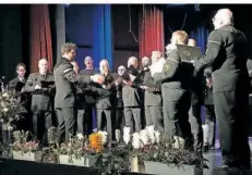  ?? ?? Der Saarknappe­nchor trat nach dem Gottesdien­st in der Q.lisse auf und sang für Pastor Johannes Kerwer ein Geburtstag­sständchen.