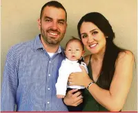  ?? Divulgação ?? Tiago Ribeiro Bocchi e sua esposa, Mariana Diniz Adam Bocchi, estão felizes da vida: o filho Rafael foi batizado, pelo padre Ildo, na Paróquia Nossa Senhora de Lourdes, em Londrina. Parabéns.