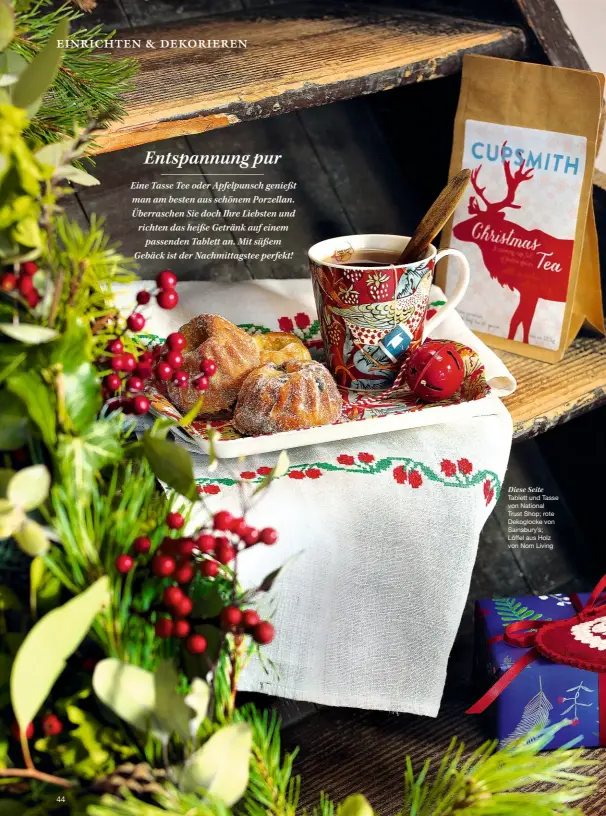  ??  ?? Diese Seite Tablett und Tasse von National Trust Shop; rote Dekoglocke von Sainsbury’s; Löffel aus Holz von Nom Living