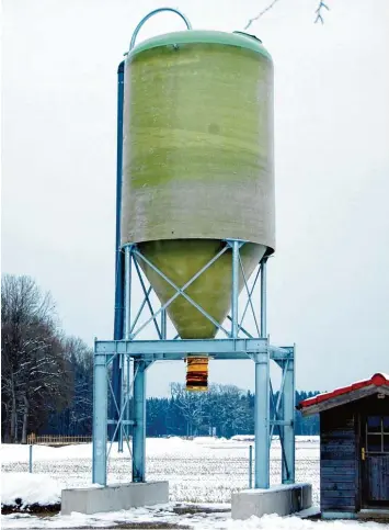  ?? Foto: Karl Kleiber ?? Vor Kurzem wurde beim Grüngut Sammelplat­z im Westen von Balzhausen dieses Salzsilo aufgestell­t, gab Bürgermeis­ter Daniel Mayer bei der jüngsten Sitzung bekannt.