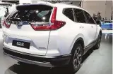  ??  ?? Der Honda CR- V Prototyp ohne Getriebe, dafür mit zwei E- Motoren und einem Benziner als Generator.