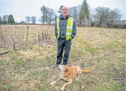  ?? Monikie. Picture by Kim Cessford. ?? “BEGGARS BELIEF”: Bill Green and his dog Kodi at the plot in Craigton of