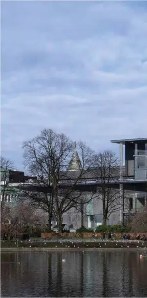  ??  ?? VIL RIVE: Høyres Henning Warloe vil ha et nytt rådhus i Bergen.OMSTRIDT HUS: Pris er brukt som argument for å ruste opp dagens rådhus, me de strides om tallene.