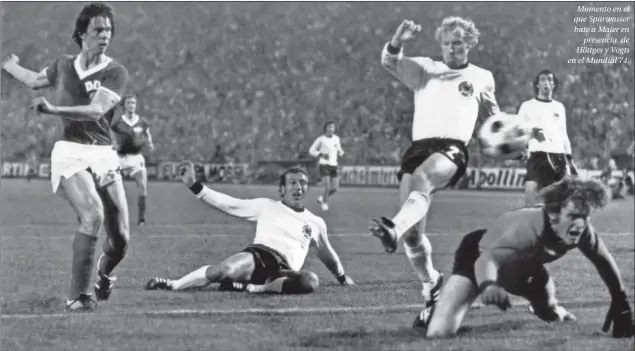  ??  ?? Momento en el que Sparwasser bate a Maier en presencia de Höttges y Vogts en el Mundial 74.