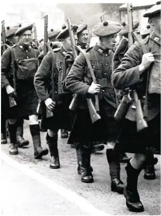  ??  ?? GOING TOWAR: The mobilisati­on of the 5th Battalion Gordon Highlander­s in 1939.