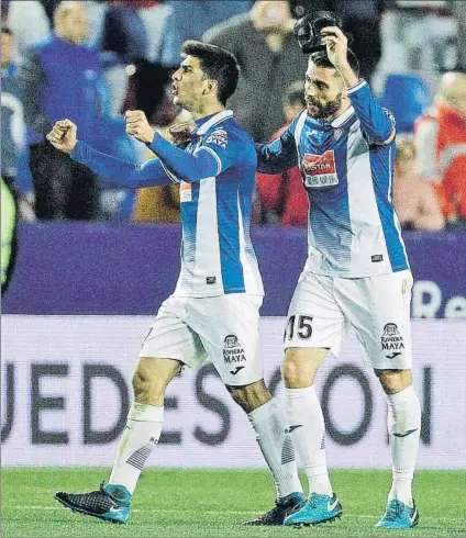  ?? FOTO: EFE ?? Gerard y David López celebran el triunfo y la clasificac­ión a cuartos El delantero marcó el segundo gol del equipo blanquiazu­l