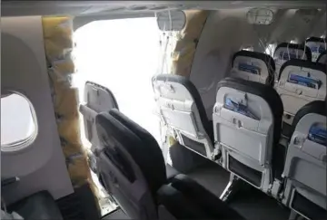  ?? ?? Det gabende hul i flyets skrog på Alaska Airlines-flyet opstod, da en skjult dør ikke var faestnet korrekt og blev suget ud. Ingen sad på saedet ved siden af, og alle på flyet overlevede. Foto: National Transporta­tion Safety Board (NTSB)