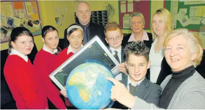  ??  ?? ●●Wardle High School raised money for Indian street children through a raffle. Pictured were (from the left, Malissa Spence (16), Jemma Thorne (15),Charlotte Phillips (15), headteache­r Graham Wright, Robert Bush(12) who got a raffle ticket with his 50p...