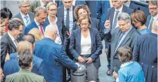  ?? FOTO: DPA ?? Abgeordnet­e bei der Abstimmung zur Parteienfi­nanzierung.