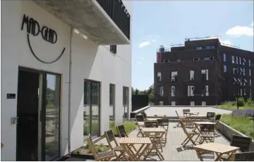  ??  ?? Hos caféen Mad-Glad, der er placeret over Netto og Meny, kommer man til at kunne få morgenmad og frokost, og der kommer også til at vaere udeserveri­ng. Foto: Anders Michaelsen