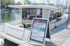  ??  ?? Regelrecht ein Schnäppche­n: Für schlappe rund 358 000 Euro liegt derzeit in der Ultramarin Marina ein Motorboot zum Verkauf.