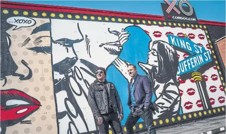  ?? MOE DOIRON FOR THE TORONTO STAR ?? Muralist Daniel Bombardier, left, and Lifetime Developmen­ts vice-president Brian Brown at the love story artwork at XO Condos sales centre, on King St. W.