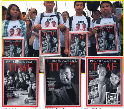  ??  ?? Manifestan­tes muestran copias de la portada de la revista Time en la que aparecen Ma Pan Ei Mon y Chit Su Win, esposas de los periodista­s birmanos Wa Lone y Kyaw Soe, en Rangún. Las otras portadas de Time: la redacción de The Capital Gazette y la filipina María Ressa.