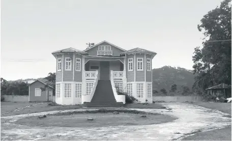  ??  ?? Residencia fue construida en 1920, en la avenida La Confluenci­a, en Jarabacoa. La imagen data de final de la década de 1970.