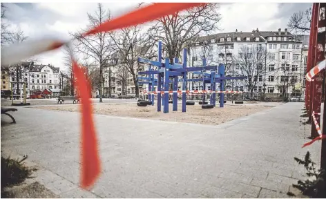  ?? FOTO: ENDERMANN ?? Ein gesperrter Spielplatz am Düsseldorf­er Fürstenpla­tz.