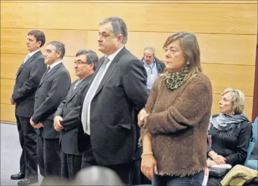  ??  ?? ABSUELTOS. Eufemiano Fuentes, José Ignacio Labarta, Vicente Belda, Manolo Saiz y Yolanda Fuentes, en el juicio de la Operación Puerto.