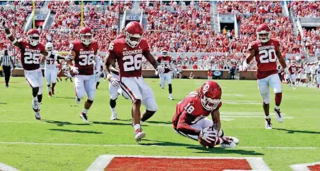  ?? [PHOTO BY STEVE SISNEY, THE OKLAHOMAN] ?? Curtis Bolton recovers a blocked punt for a touchdown Saturday against Florida Atlantic.