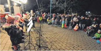  ?? FOTO: FRANZ LIESCH ?? Musikalisc­he Beiträge von Kindern und Jugendlich­en trugen zur weihnachtl­ichen Stimmung bei.