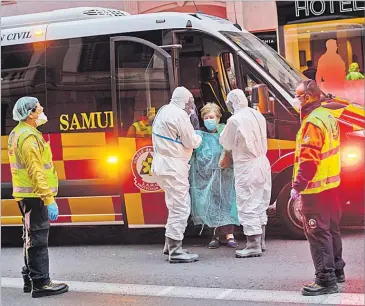  ?? Picture: AP ?? A patient (centre) is transferre­d to a hotel temporaril­y used as isolation centre during the COVID-19 outbreak in Madrid, Spain.