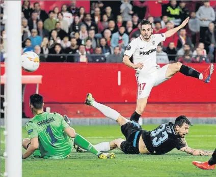  ?? FOTO: EFE ?? Sarabia marca el segundo gol del Sevilla ante el Lazio El atacante del equipo hispalense sentenció en una combinació­n con Jesús Navas