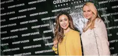  ?? RP-FOTO: ANNE ORTHEN ?? Moderatori­n Anastasia Zampounidi­s und Tiana Pongs halten sich wacker am roten Teppich – trotz Regen.